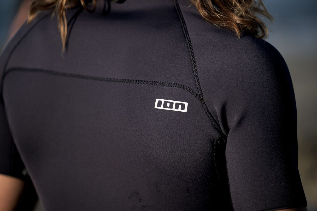 ION Neo Top 0.5 2026 Neoprenanzug Oberteil schwarz, Frontansicht mit Logo Detail