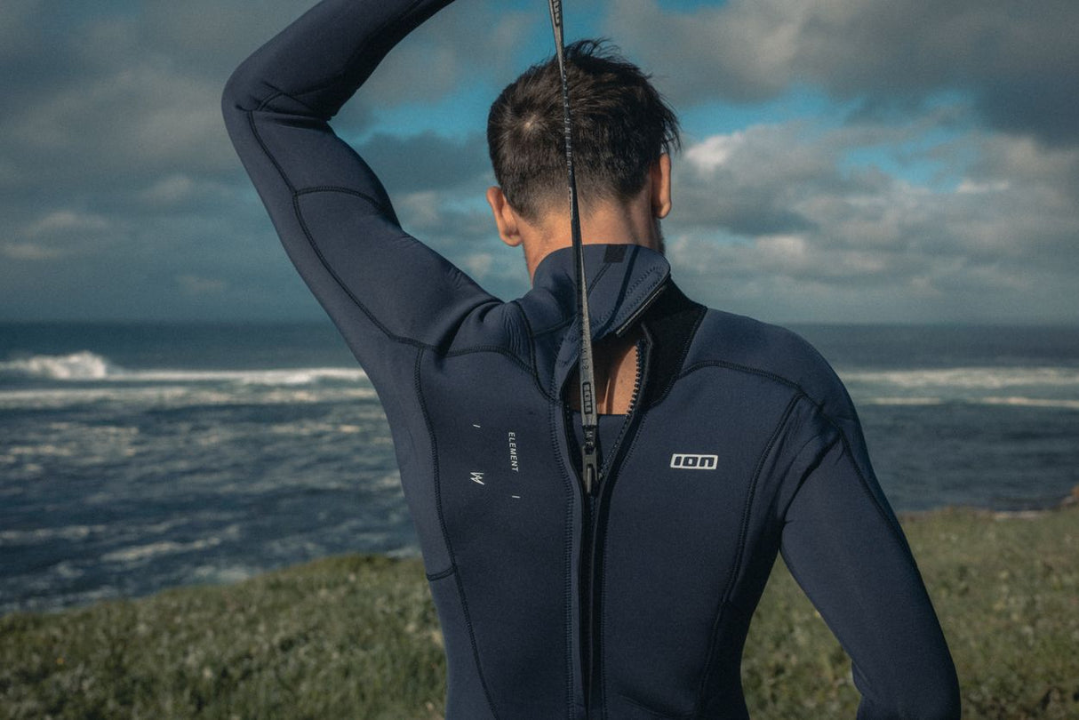 ION Element 4/3 Overknee LS Back Zip 2026 Neoprenanzug in Schwarz, Rückenansicht mit Rückenreißverschluss, am Strand
