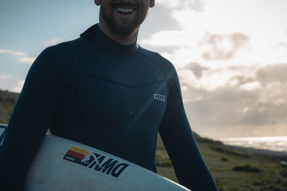 ION Element 4/3 Overknee LS Back Zip Neoprenanzug in Schwarz, Frontansicht mit Surfer und Surfboard