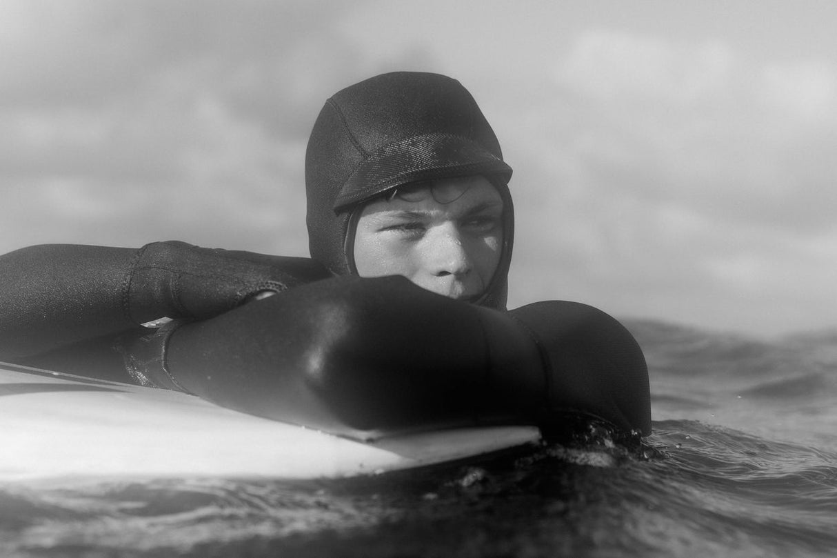 ION Seek Amp 6/5 Neopren-Kapuzenanzug schwarz, Frontalreißverschluss, Wassersportler im Meer