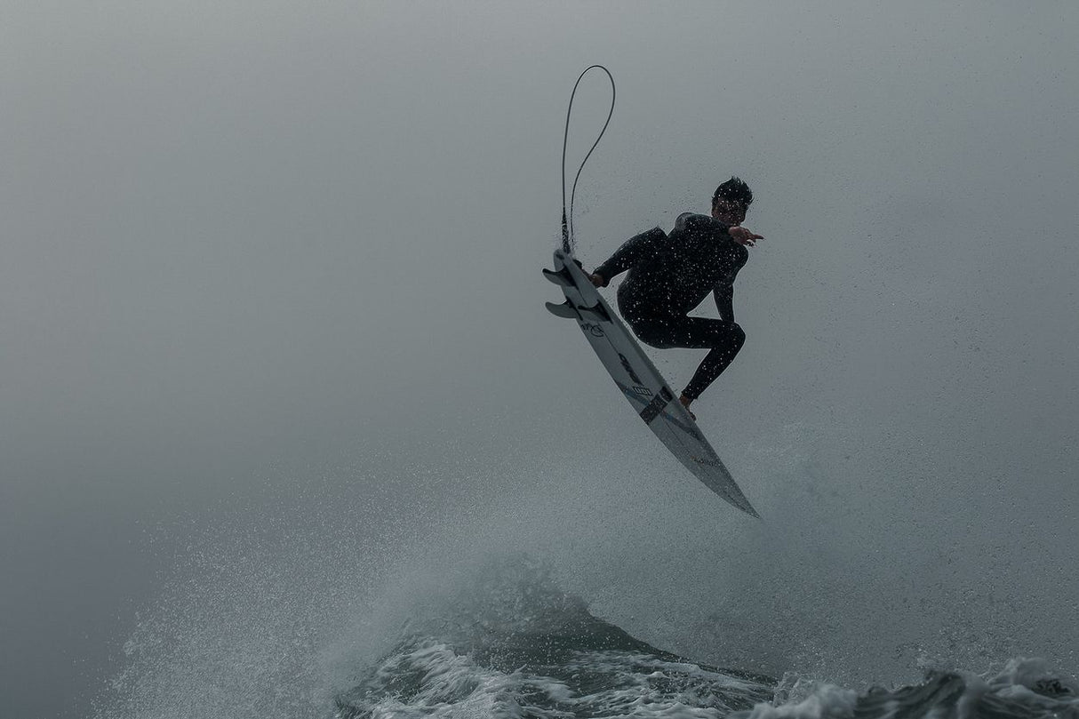 ION Seek Amp 4/3 Neoprenanzug schwarz mit Frontreißverschluss, Kitesurfer in Aktion über Wasser
