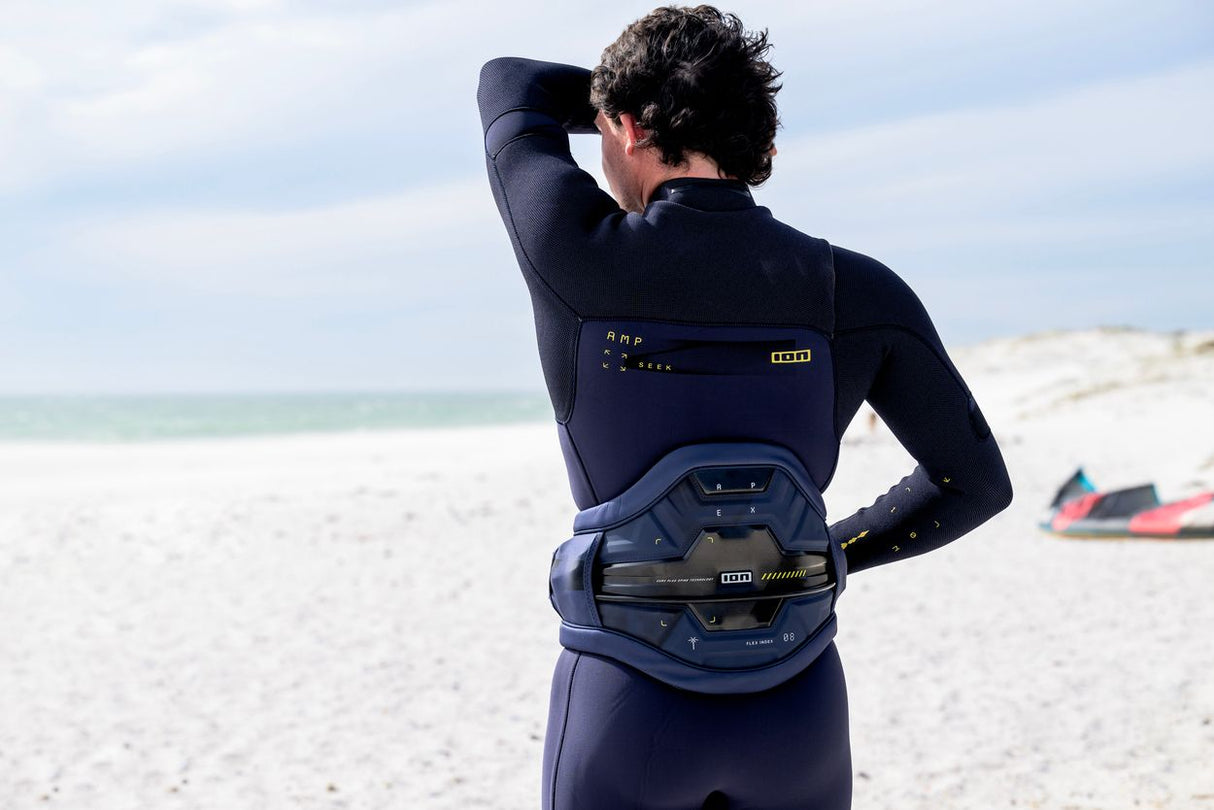ION Apex Kite Trapez Herren 2026 in Dunkelblau, Rückansicht am Strand getragen