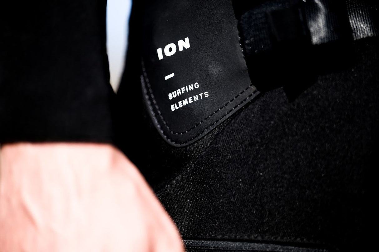 ION B2 2026 Neoprenanzug schwarz, Detail der Markenprägung und Materialstruktur