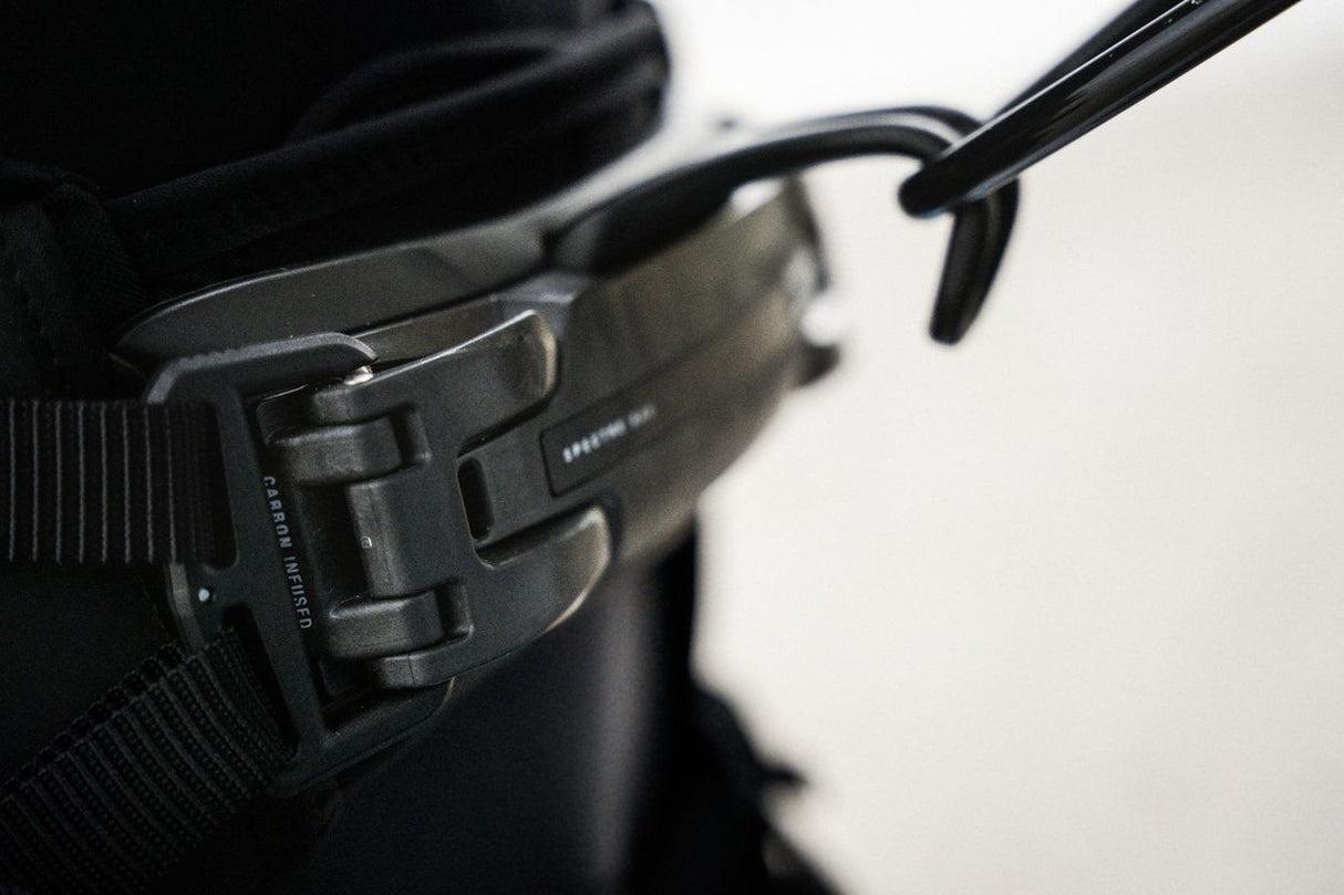 ION B2 2026 Trapez Kite, schwarze Kunststoff-Schlaufe mit Metallbeschlag, Detailansicht des Leinen-Befestigungssystems