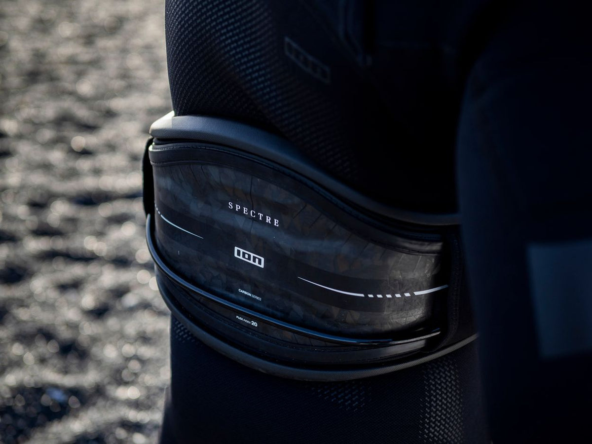 ION Spectre 2026 Trapez Kite Waist Harness, schwarz, Detailansicht des gepolsterten Gürtels mit Logo