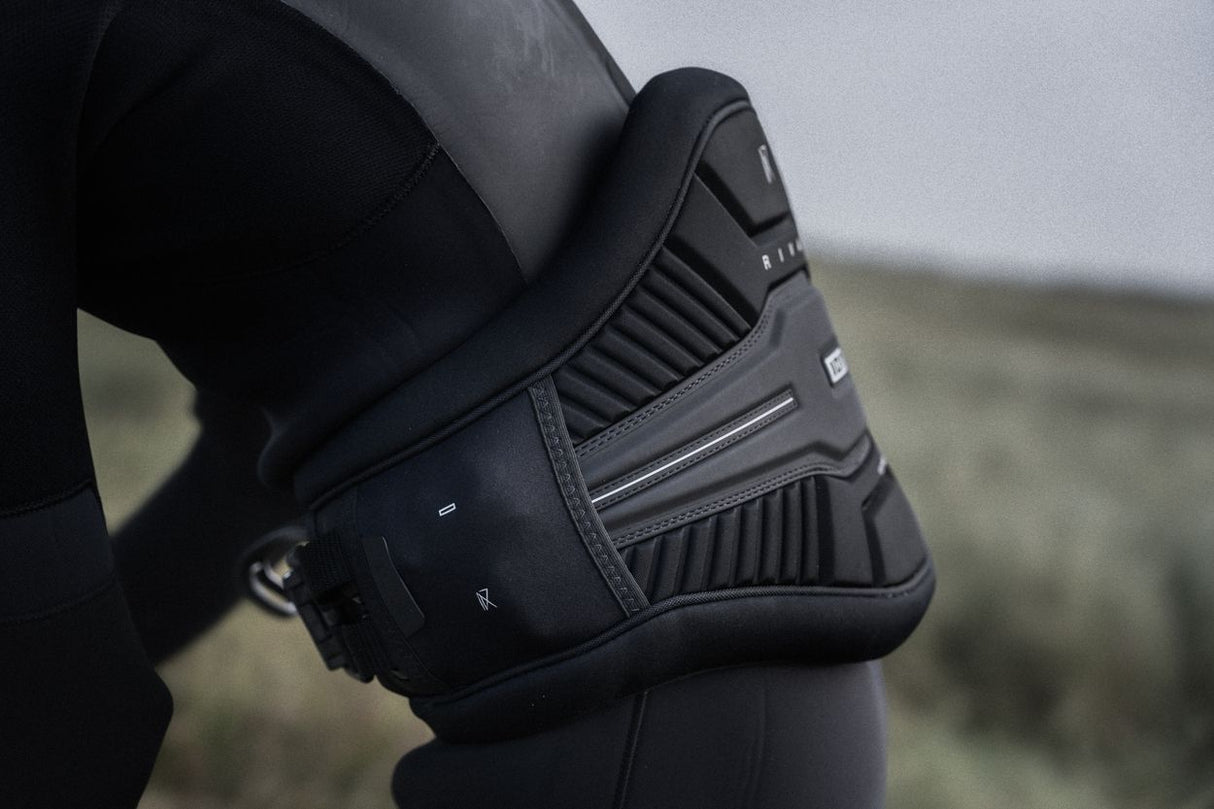 ION Rival 2026 Kiteboarding Trapez schwarz, seitliche Ansicht mit Neopren und strukturiertem Design