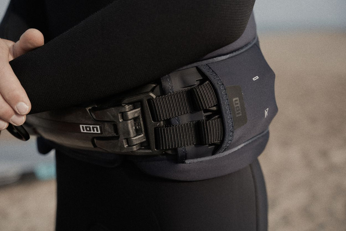 ION Rival 2026 Neoprenanzug schwarz mit Gürteldetail, Nahaufnahme der Taille mit Verschluss