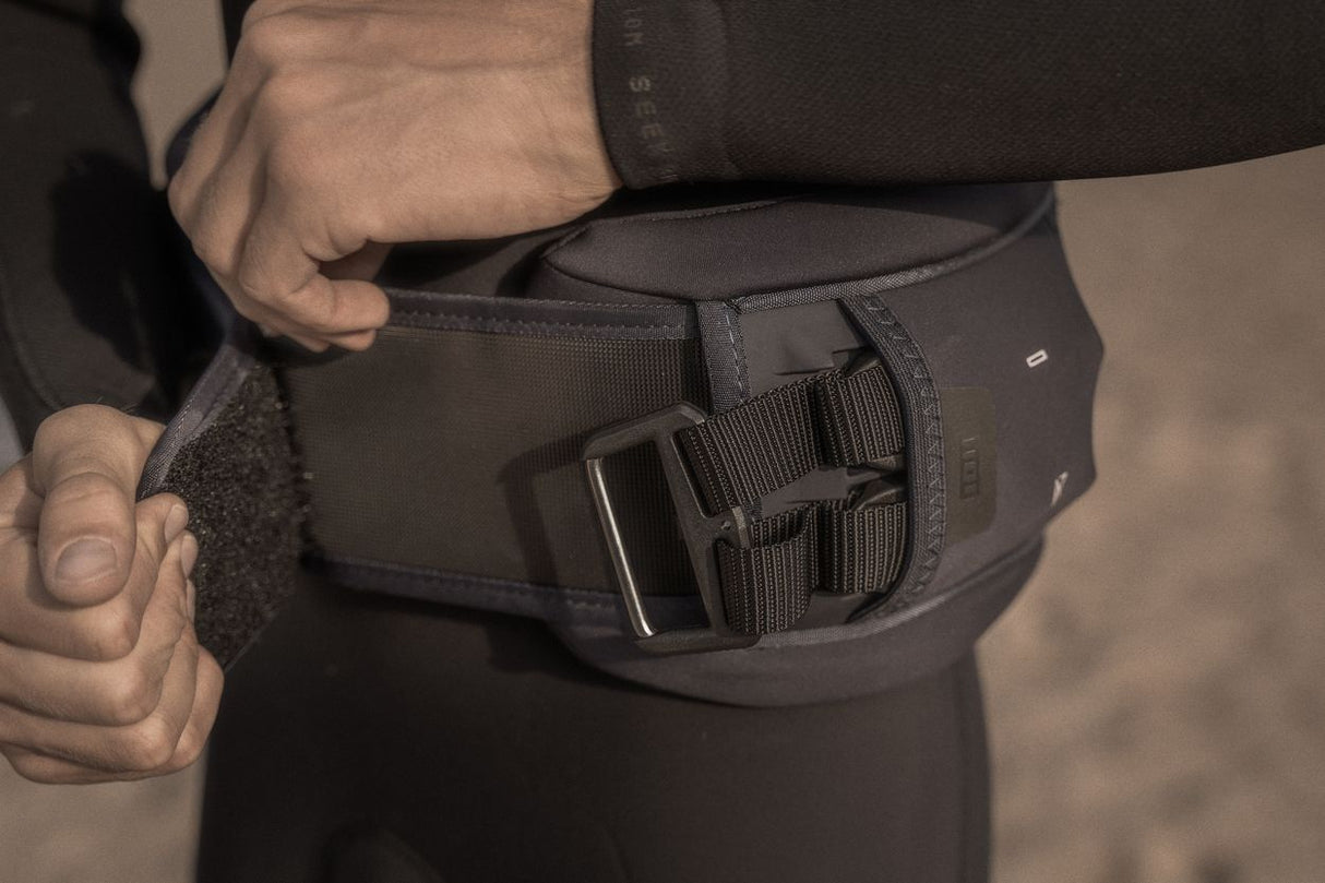 ION Rival 2026 Trapez Waist Harness in Black, verstellbar mit Metallschnalle, Detailansicht am Körper getragen