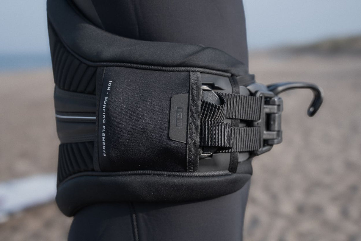 ION Rival 2026 Neoprenanzug schwarze Fesselung mit Schnellverschluss Detail Nahaufnahme