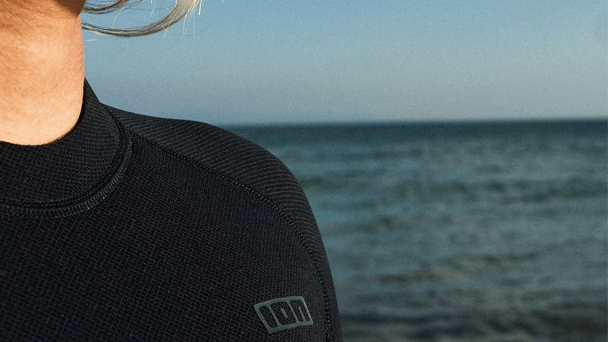 ION Amaze Amp Shorty 2.0 LS Neoprenanzug Damen schwarz, Rückenreißverschluss, Trägerin am Strand