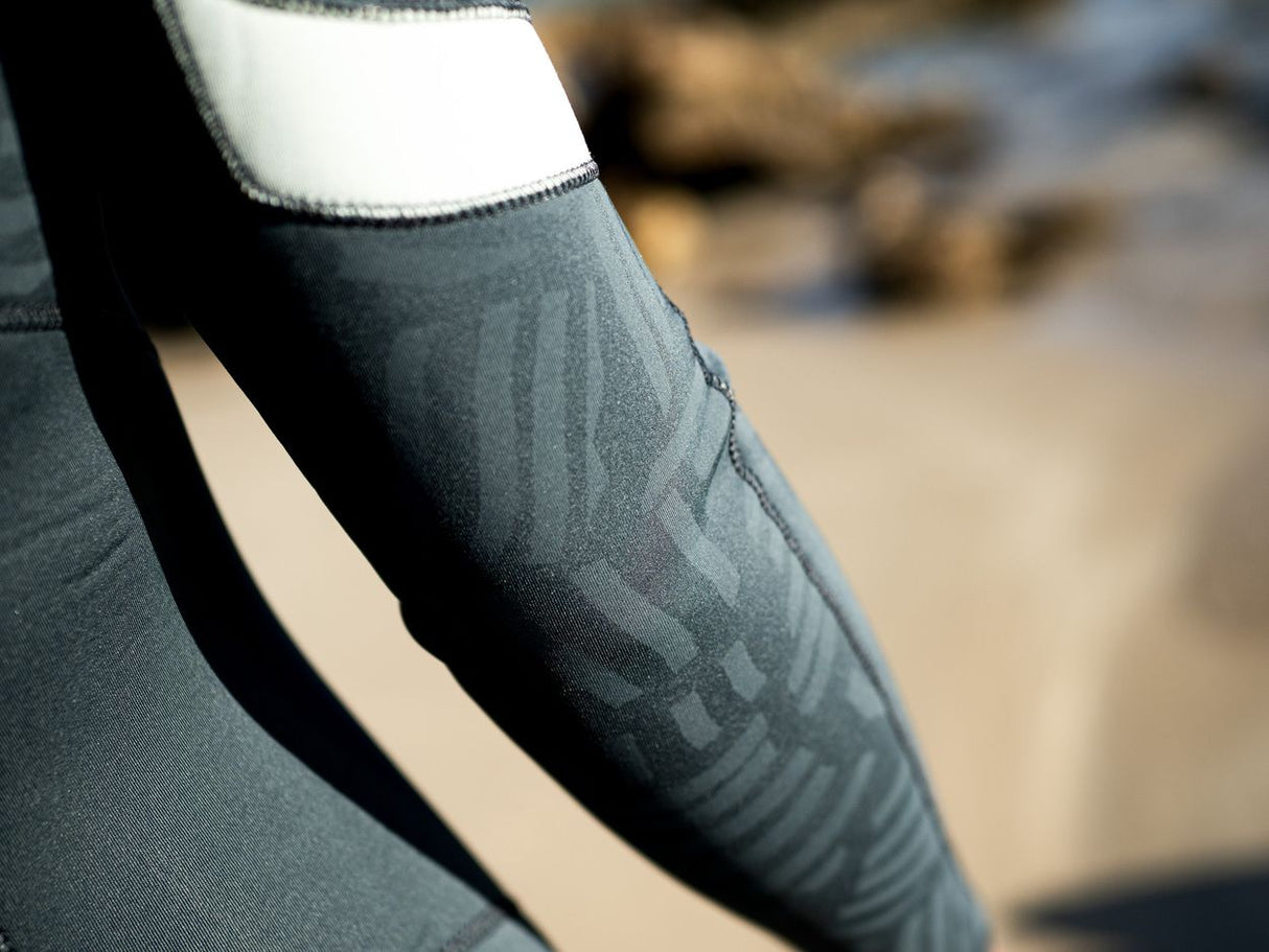 ION Element 4/3 Front Zip Damen Neoprenanzug in Grau mit weißem Kragen, Detail der Vorderseite