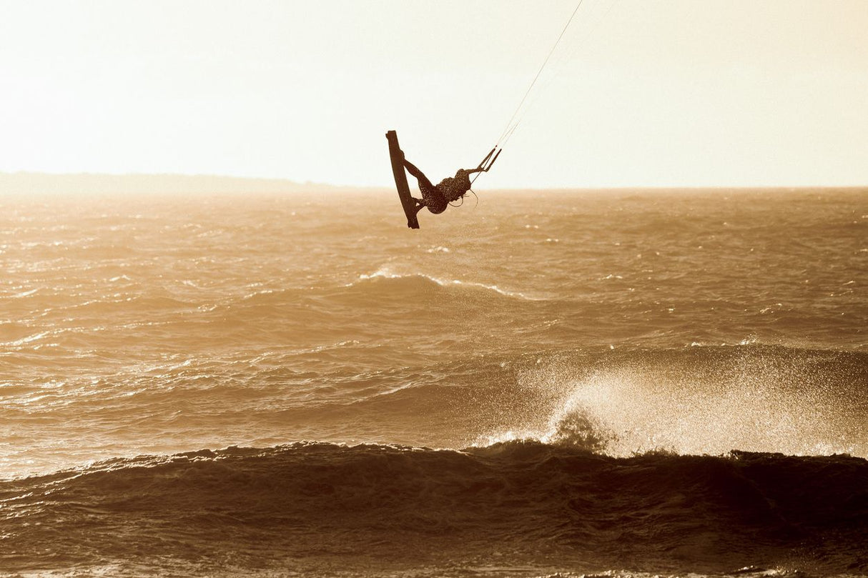 ION Amaze Long Pants 1.5 Women in Braun, Funktionshose beim Kitesurfen im Wasser getragen