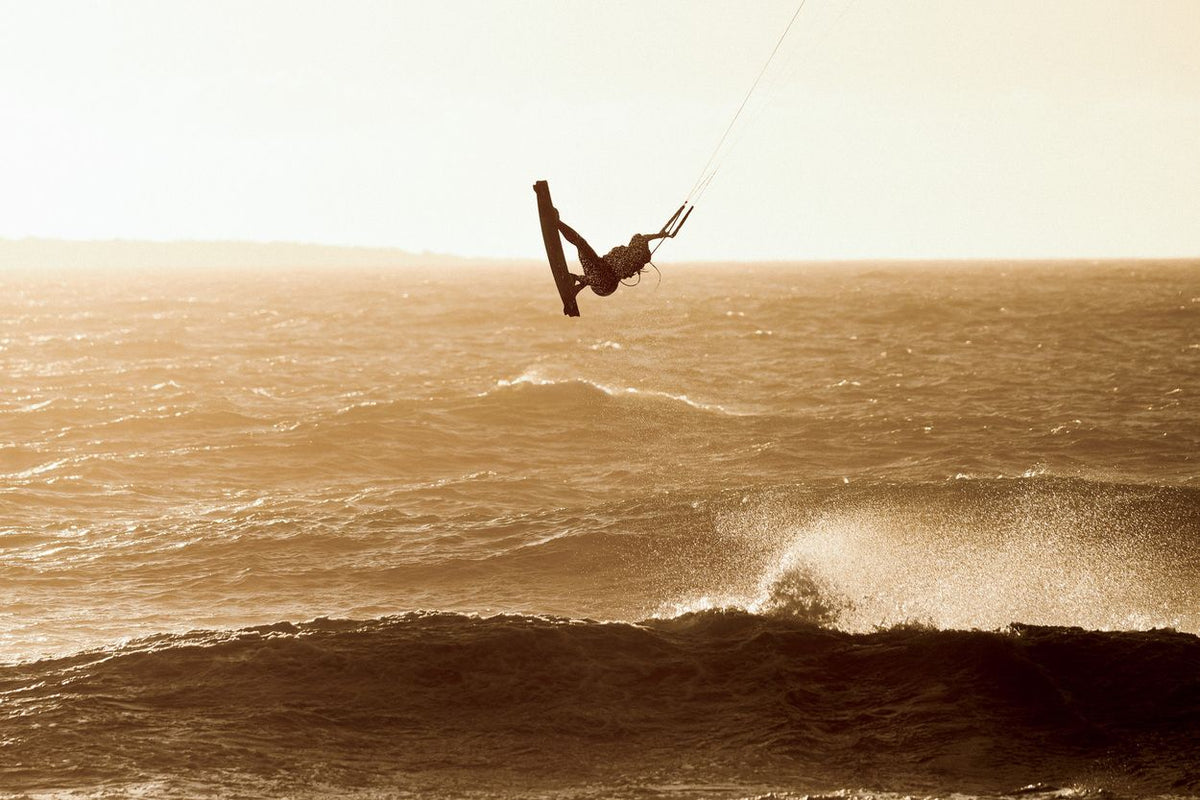 ION Amaze Long Pants 1.5 Women in Braun, Funktionshose beim Kitesurfen im Wasser getragen
