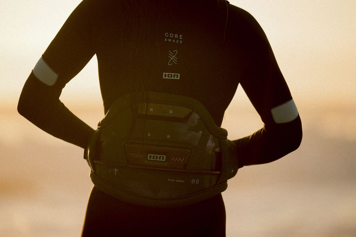 ION Nova Kite Trapez Damen 2024 schwarz, Frontalansicht an Sportlerin, mit reflektierenden Details und Befestigungssystem