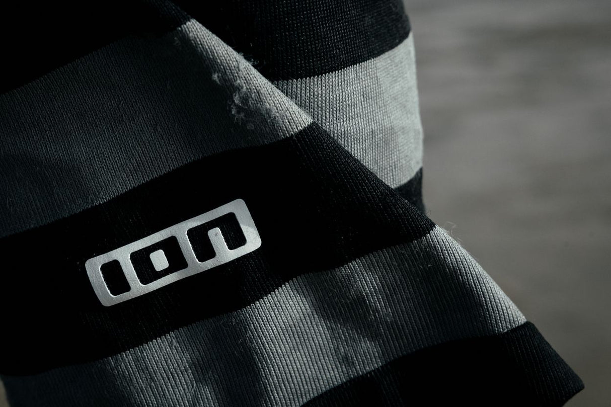 ION Surf Shield 2026 Neoprenanzug in Schwarz-Grau mit Streifen und ION Logo, Detailansicht Ärmel