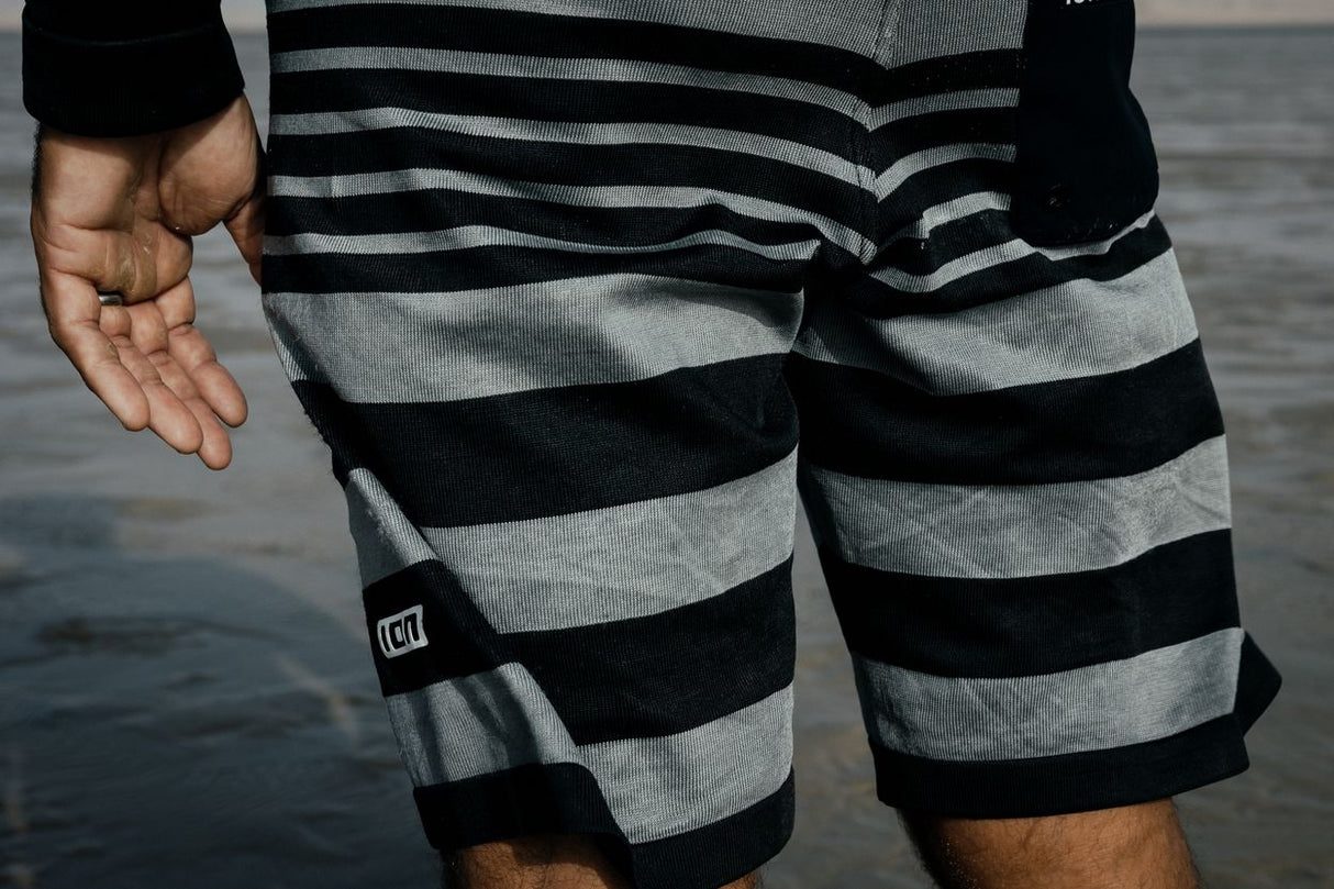 ION Surf Shield 2026 Badeshorts in Schwarz-Grau gestreift, Detailansicht von vorne mit Streifen-Design und ION-Label