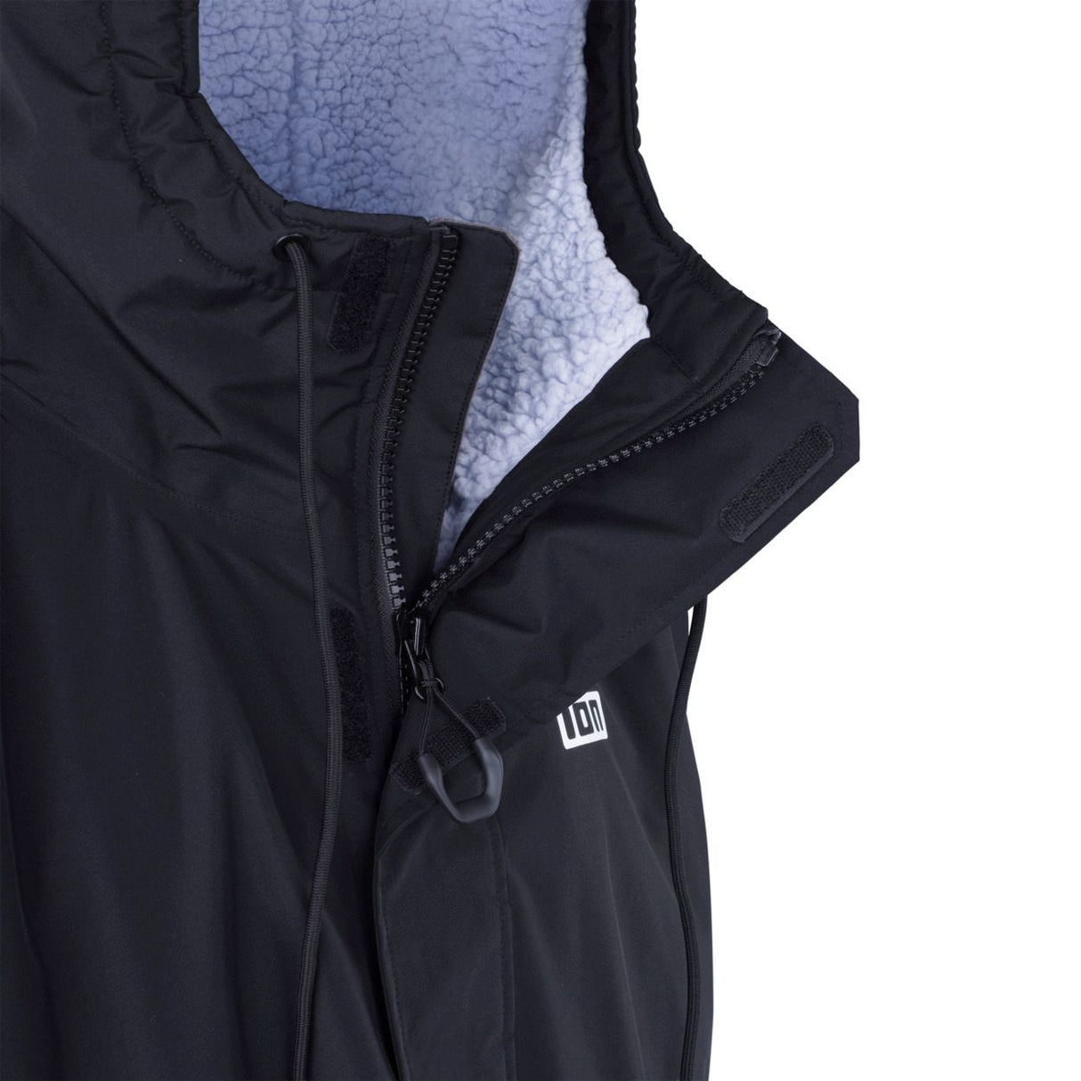 ION Storm Coat unisex 2026 schwarz mit Kapuze, Frontalansicht Detail mit Reißverschluss und blauem Fleece-Futter