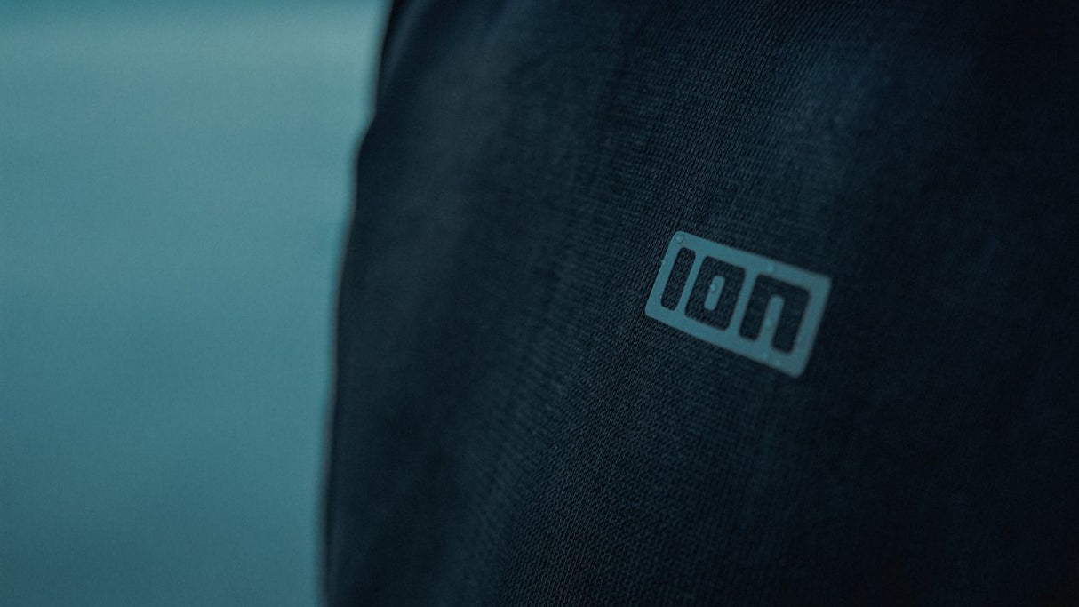 ION Rashguard LS Surf Shield SS2026 in Dunkelblau mit ION-Logo, Detailaufnahme des Ärmels