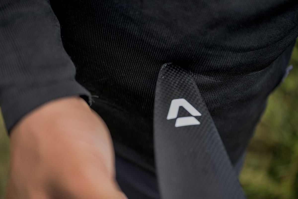 ION Rashguard LS Surf Shield SS2026 schwarzer Neopren-Langarmschutz mit Logo, Detailansicht Ärmel