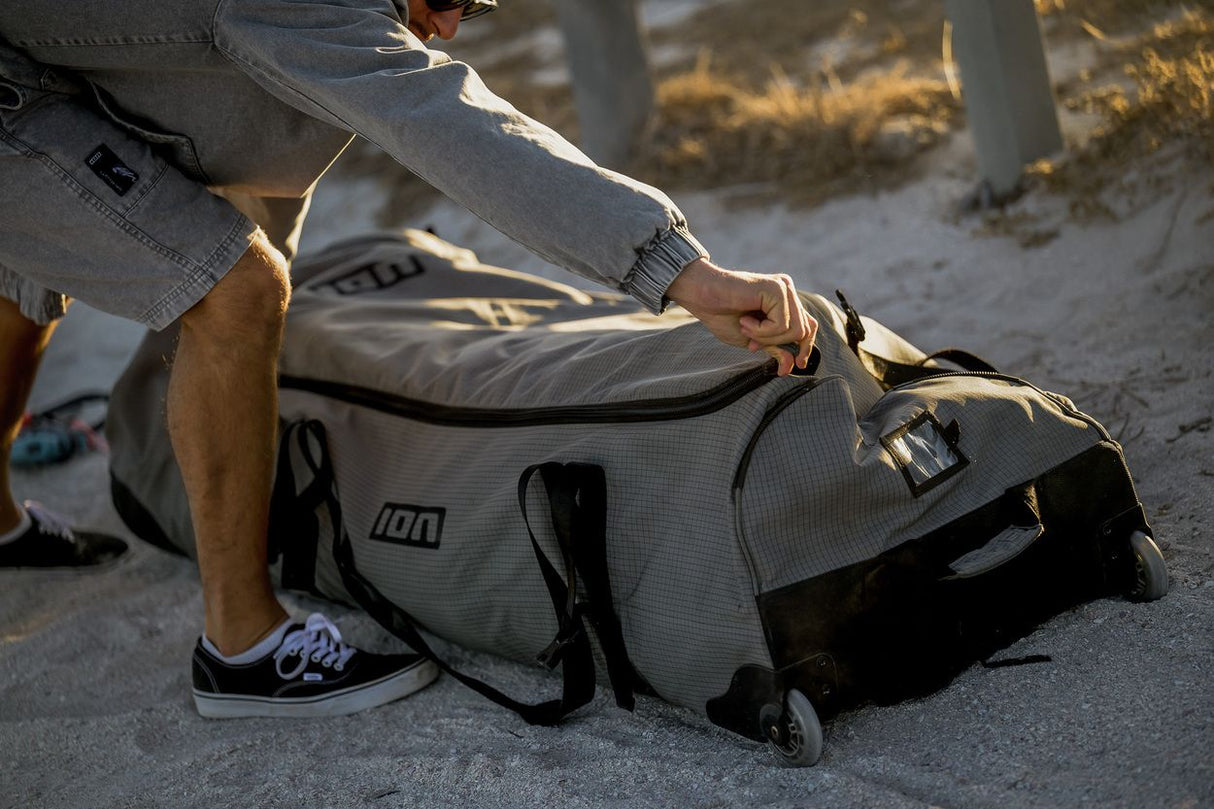 ION Kite Gearbag Core 2026 grau-schwarz mit Rollen und Griffen, Transporttasche für Kiteboard-Ausrüstung