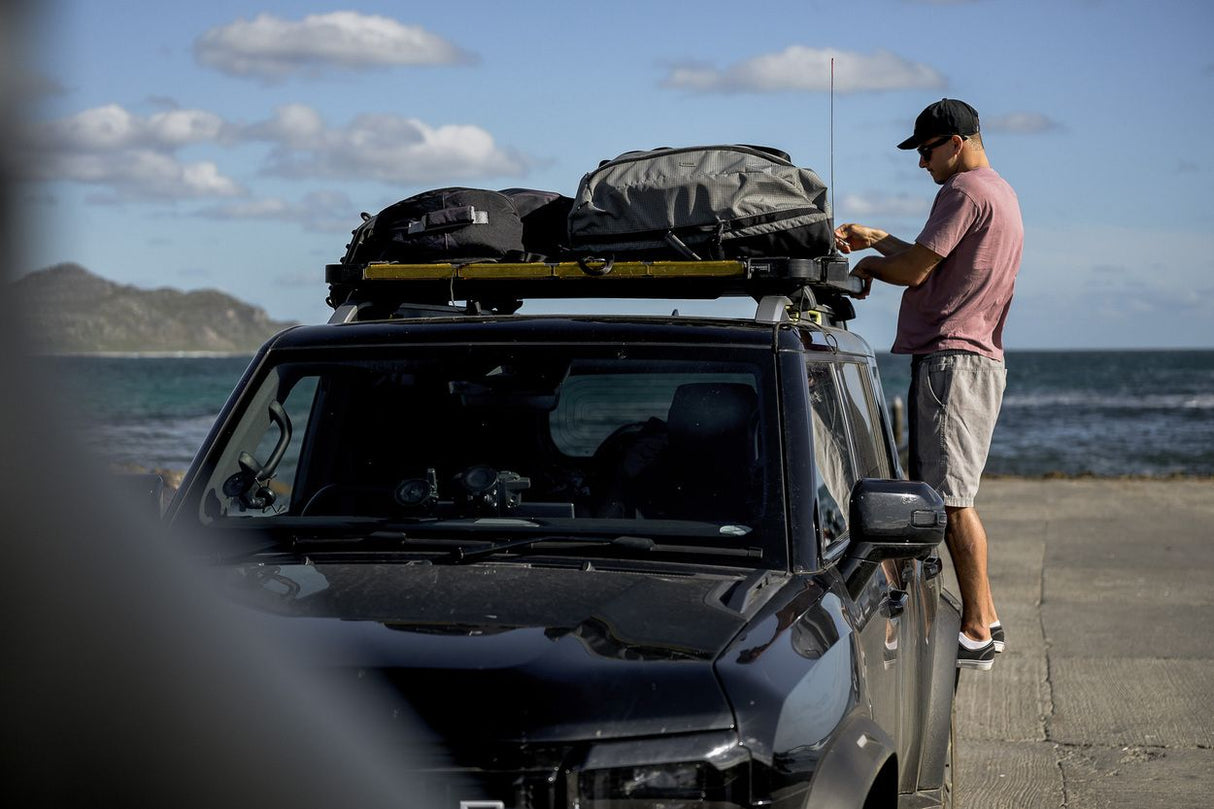 ION Wing Gearbag Core 2024 schwarz auf Autodachträger am Strand, Transporttasche für Wassersport