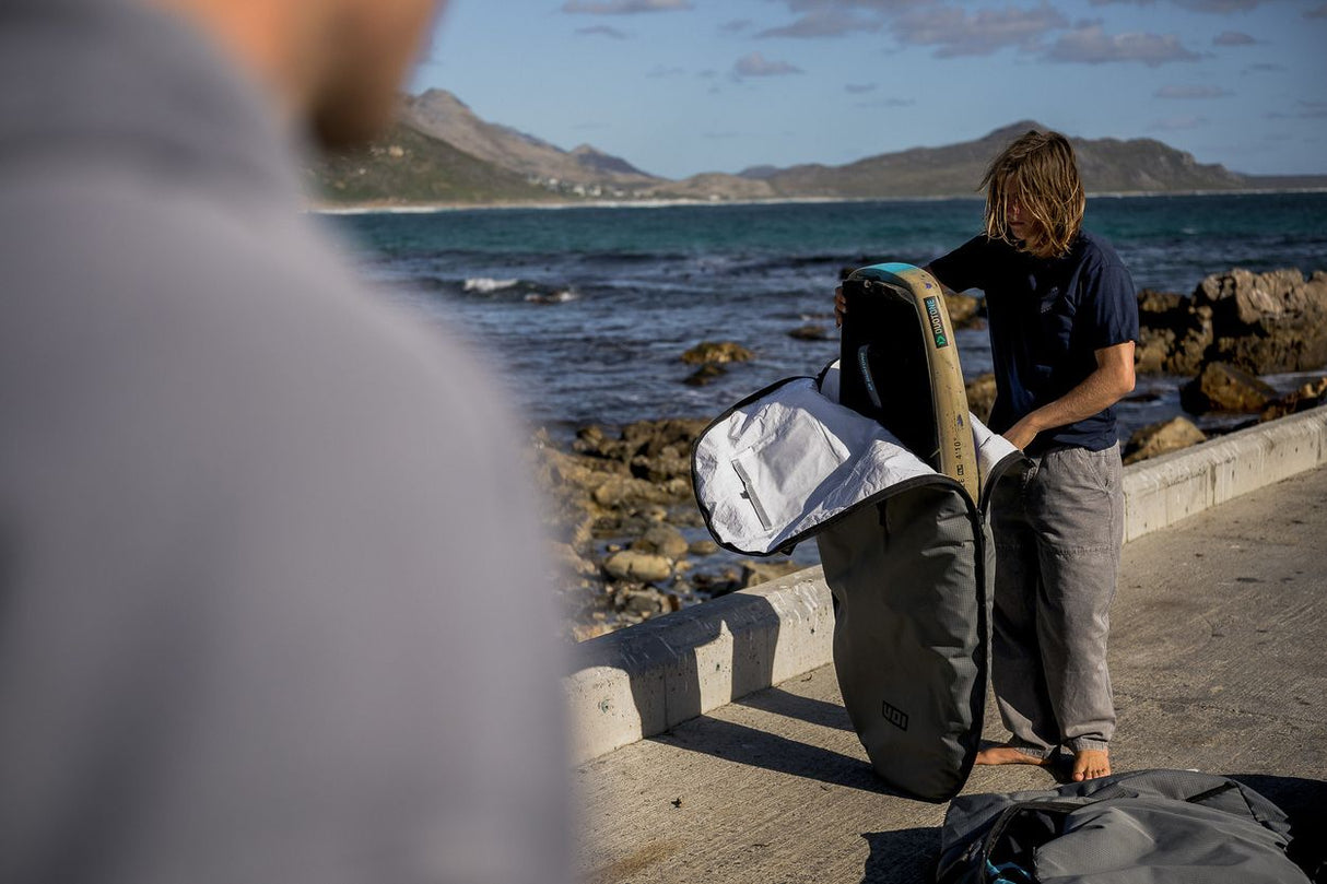 ION Wing Boardbag Core 2026 schwarz-weiß, Transporttasche für Kiteboard am Strand mit Tragegriffen