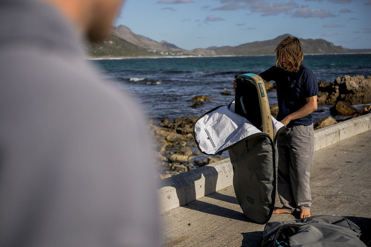 ION Wing Boardbag Core 2026 schwarz-weiß, Transporttasche für Kiteboard am Strand mit Tragegriffen