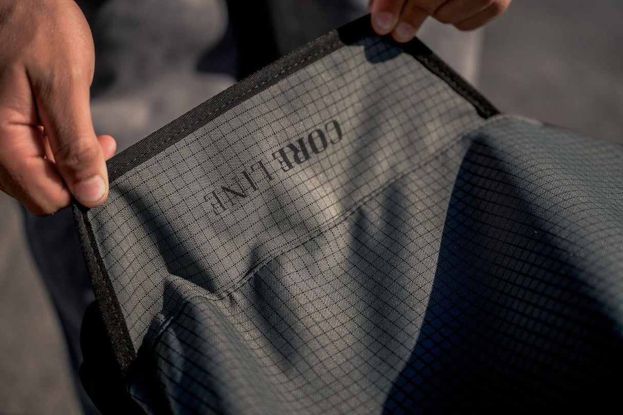 ION Wing Boardbag Core 2026 in Schwarz, Detail des Netzmaterials und Griffs in Händen