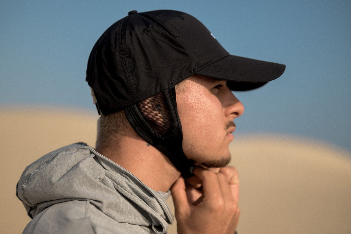 ION Surf Cap 2026 schwarz mit Nackenschutz, Seitenprofil getragen