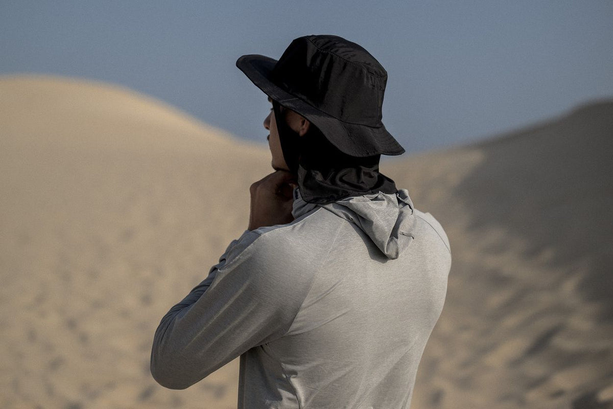 ION Beach Hat 2026 schwarz, Strandhut mit Nackenschutz, Rückansicht am Strand getragen