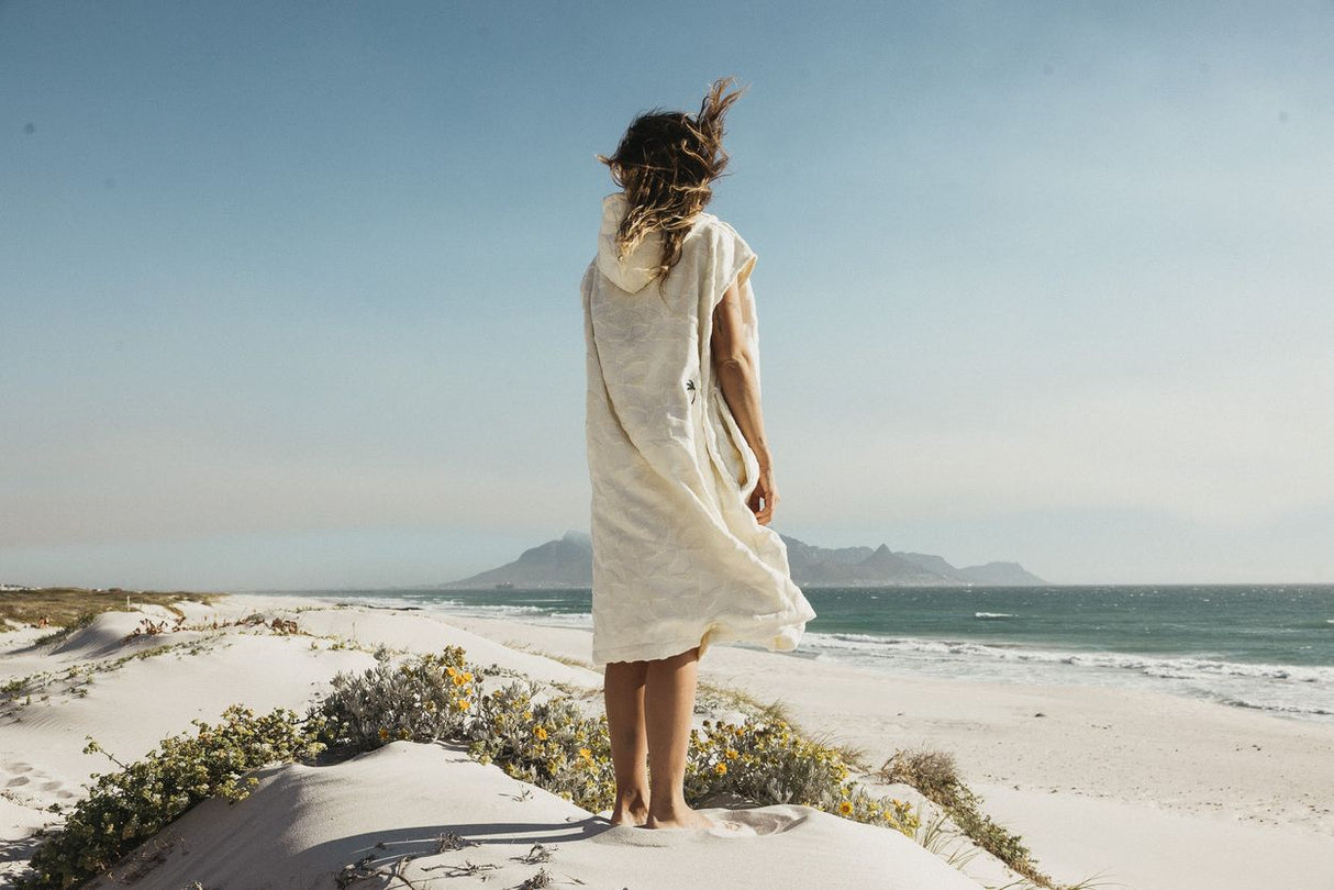 ION Surf Poncho Select Reefside 2024 in Creme, Baumwolle, tragbar am Strand, Rückansicht