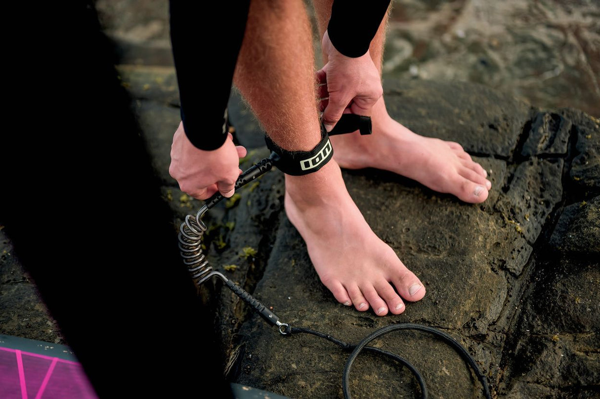 ION Wing Board Leash Core Hybrid Ankle 2026 in Schwarz, angelegt am Knöchel, Hybrid-Material, Draufsicht