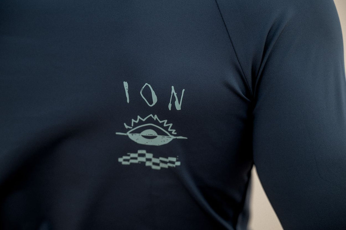 ION Rashguard LS 2026 in Dunkelblau mit Grafikprint, Langarm-Badeshirt aus funktionalem Material, Vorderansicht