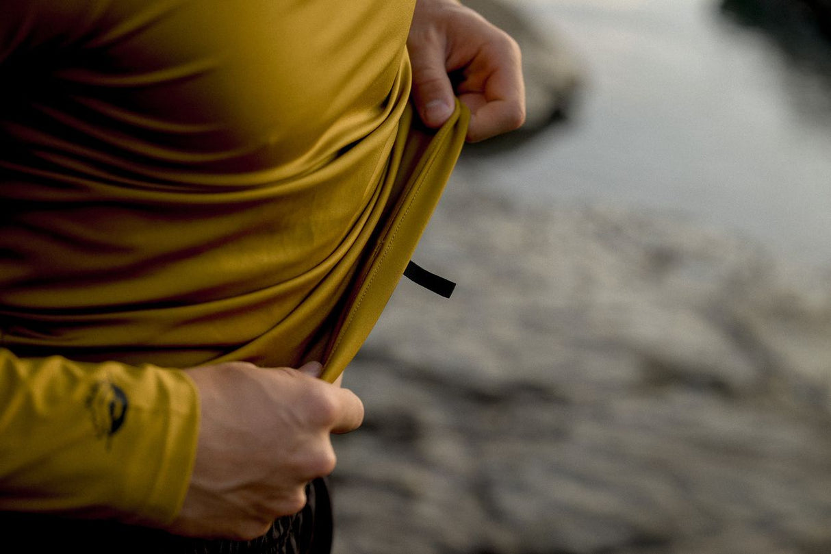 ION Rashguard LS 2026 Langarmshirt in Gelb, Detailaufnahme des elastischen Materials am Oberkörper