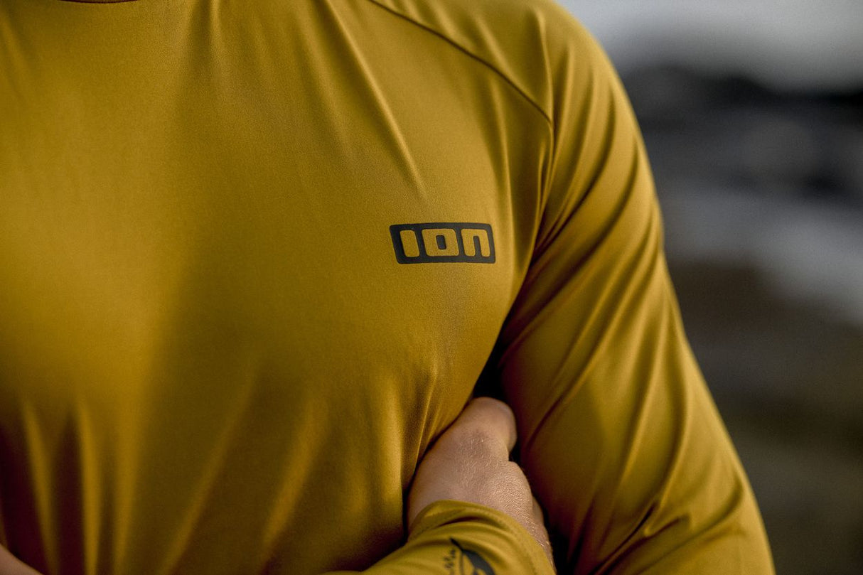 ION Rashguard LS 2026 in Gelb, Langarm-Funktionsshirt aus Neopren mit ION-Logo, Detailansicht Oberkörper