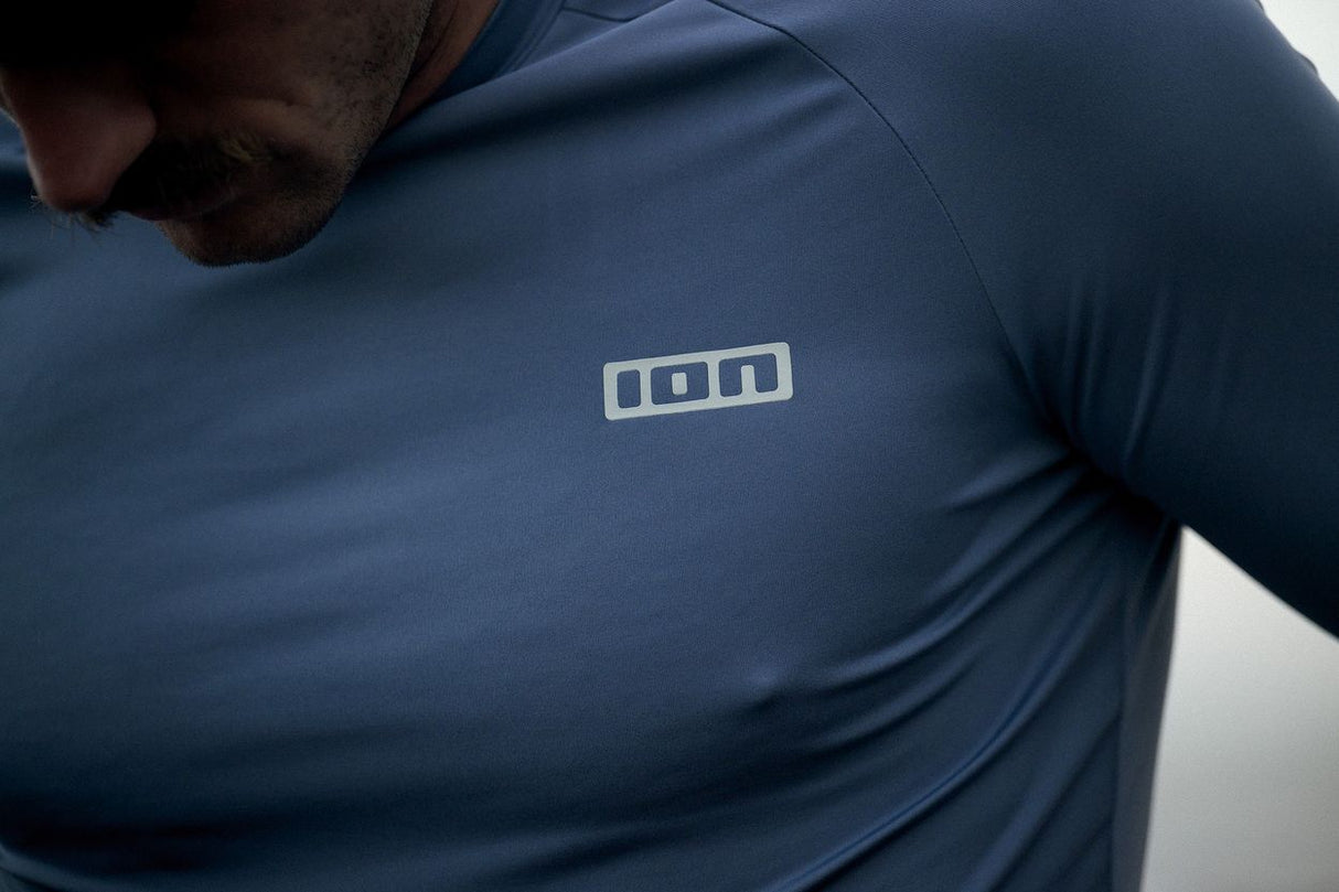 ION Rashguard LS 2026 Langarmshirt in Dunkelblau mit ION-Logo, Detailansicht Oberkörper