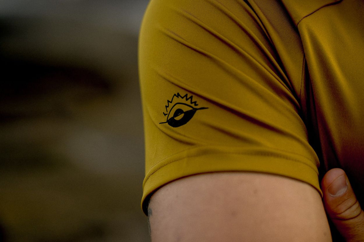 ION Rashguard SS 2024 in Gelb mit Kurzarm, Nahaufnahme des Oberarms mit ION-Logo, Funktionsmaterial für Wassersport