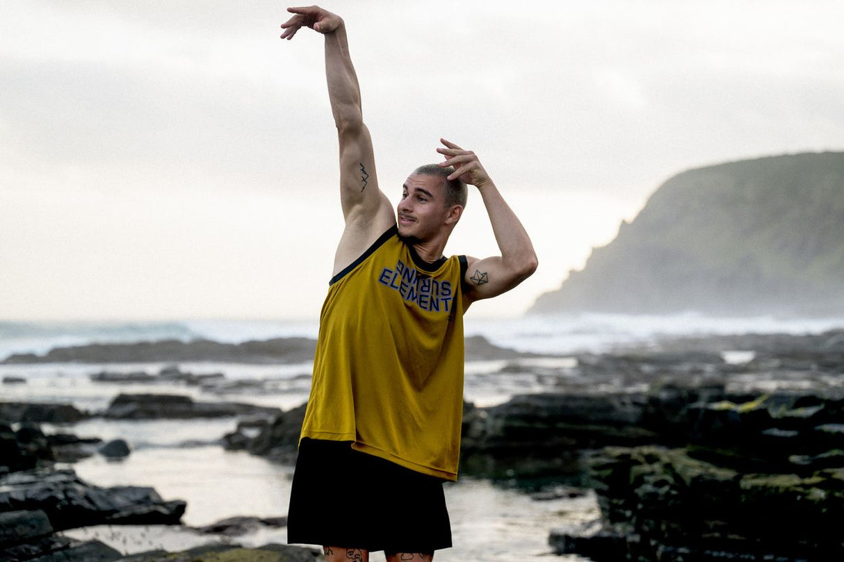 ION Basketball Shirt 2026 gelb, Herren trägt Shirt mit Aufdruck am Strand, Frontalansicht