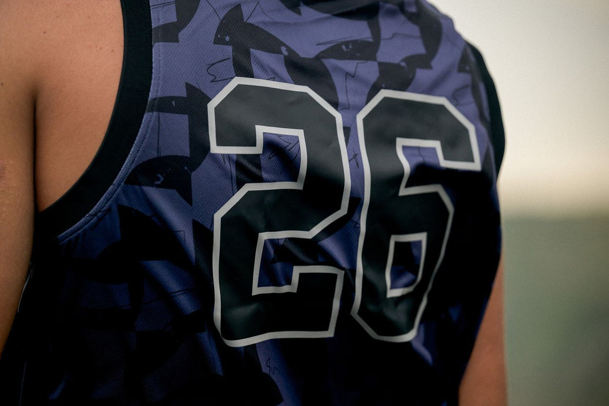 ION Basketball Shirt 2026 in Blau mit Camouflage-Muster und weißer Nummer 26, Detailansicht