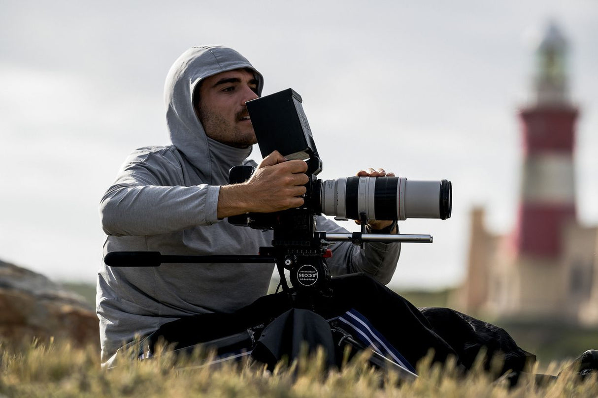 ION Storm Pro LS 2026 Funktionsjacke grau, Modell bei Outdoor-Fotografie mit Kamera und Stativ