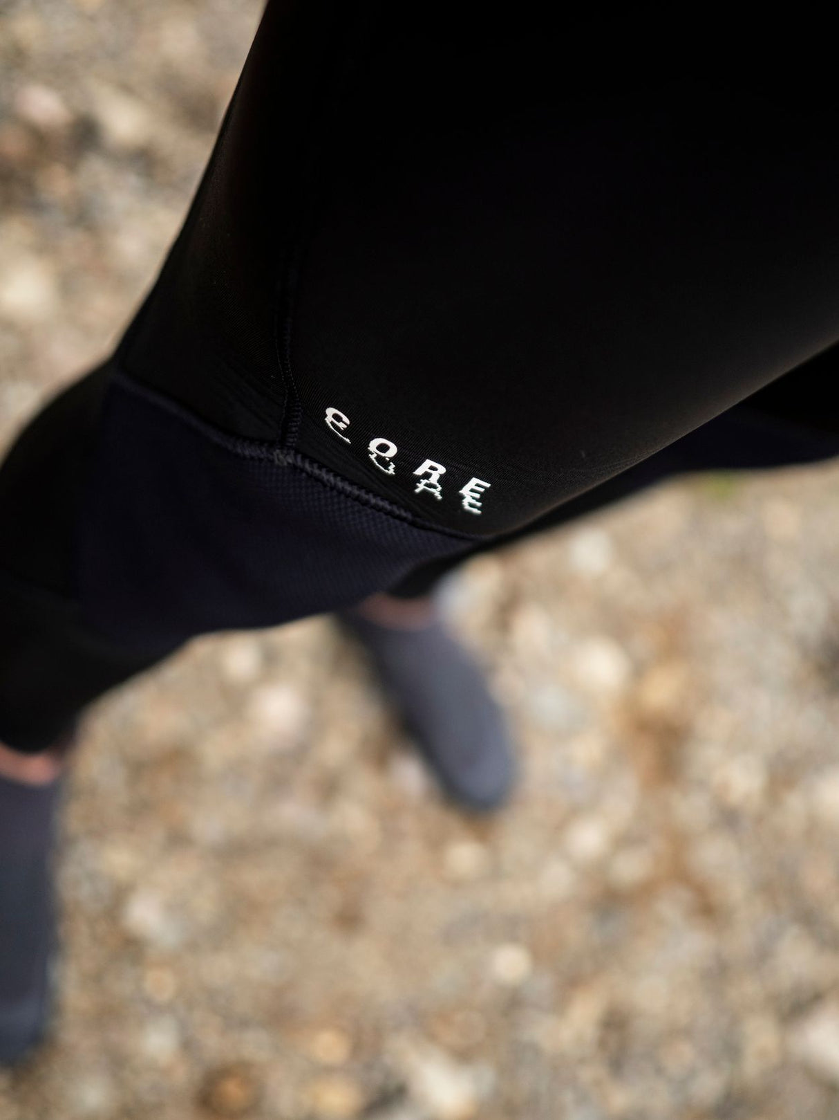 ION Seek Core 4/3 Back Zip Neoprenanzug schwarz, Detail Halsausschnitt mit Reißverschluss von hinten