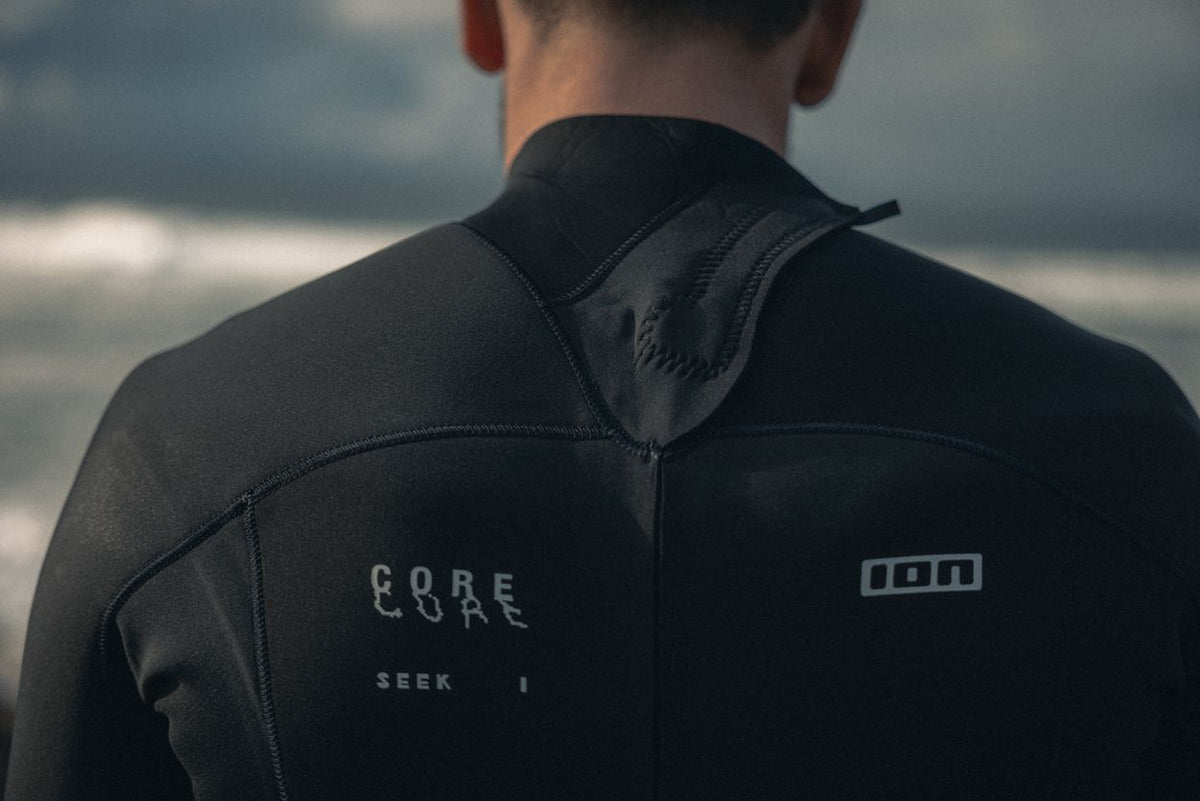 ION Seek Core 2026 Neoprenanzug in Schwarz, Rückenansicht mit reflektierenden Logos