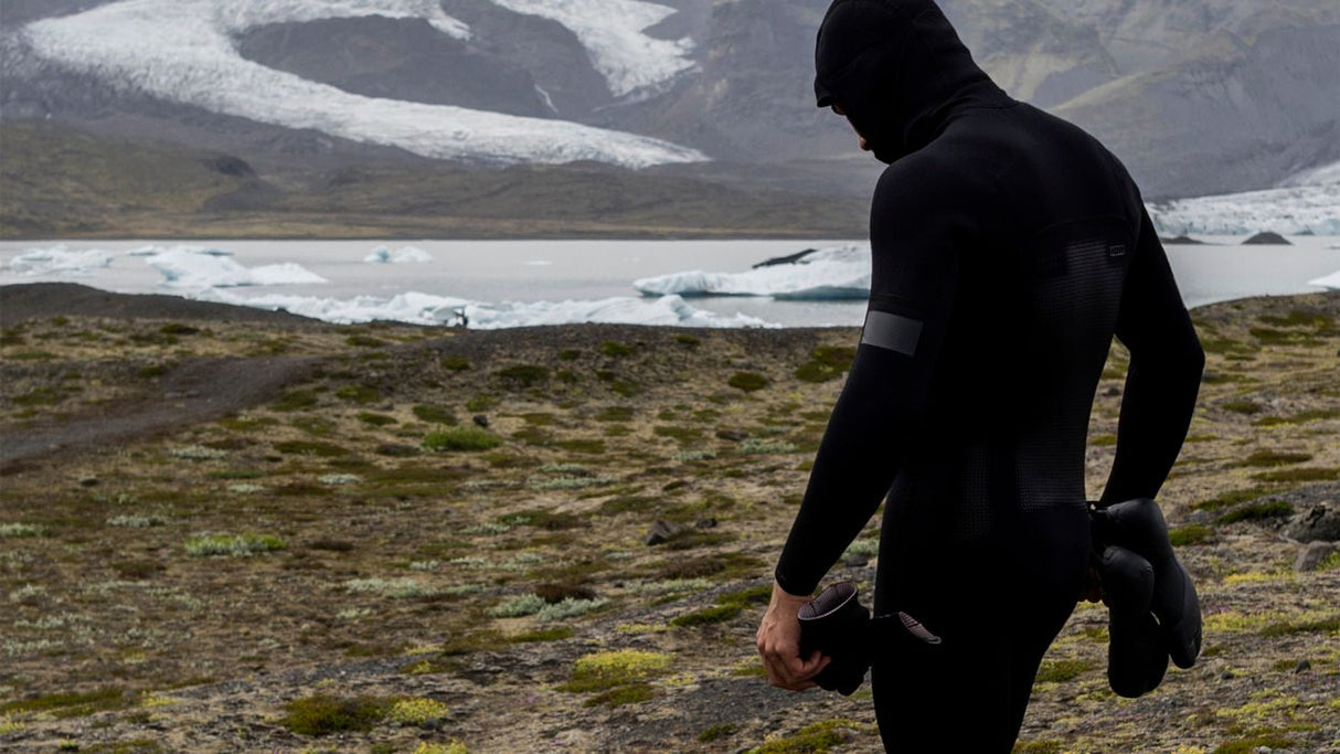 Schwarzer Laufanzug, Seitenansicht, Mann beim Trailrunning in Berglandschaft mit Gletscher
