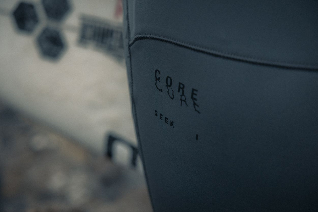 ION Seek Core 2026 Kiteboard in Dunkelblau, Detailaufnahme der Oberfläche mit Branding