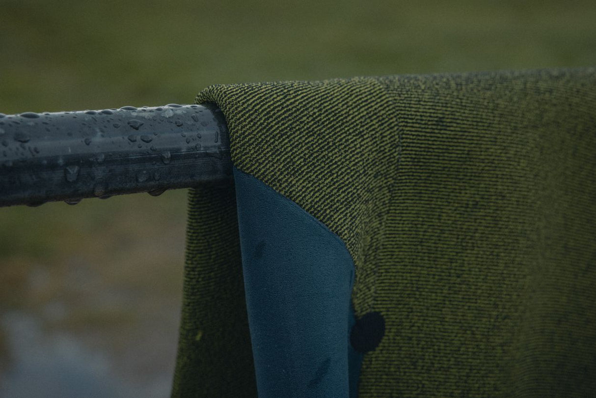 ION Seek Core 2026 Neopren-Jacket in Olive-Grün, Detail der Ärmelbündchen und Verschlüsse, seitliche Ansicht