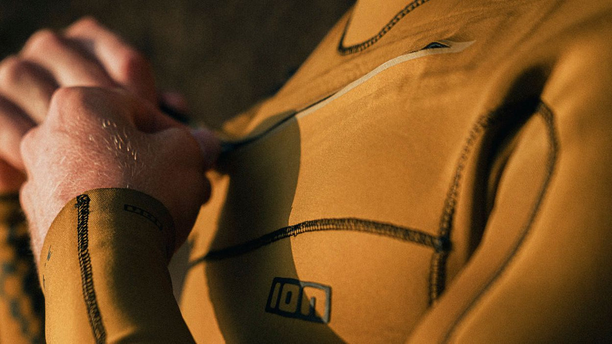 ION Seek Core 3/2 Front Zip Neoprenanzug in Goldgelb, Detailansicht Arm mit Frontreißverschluss