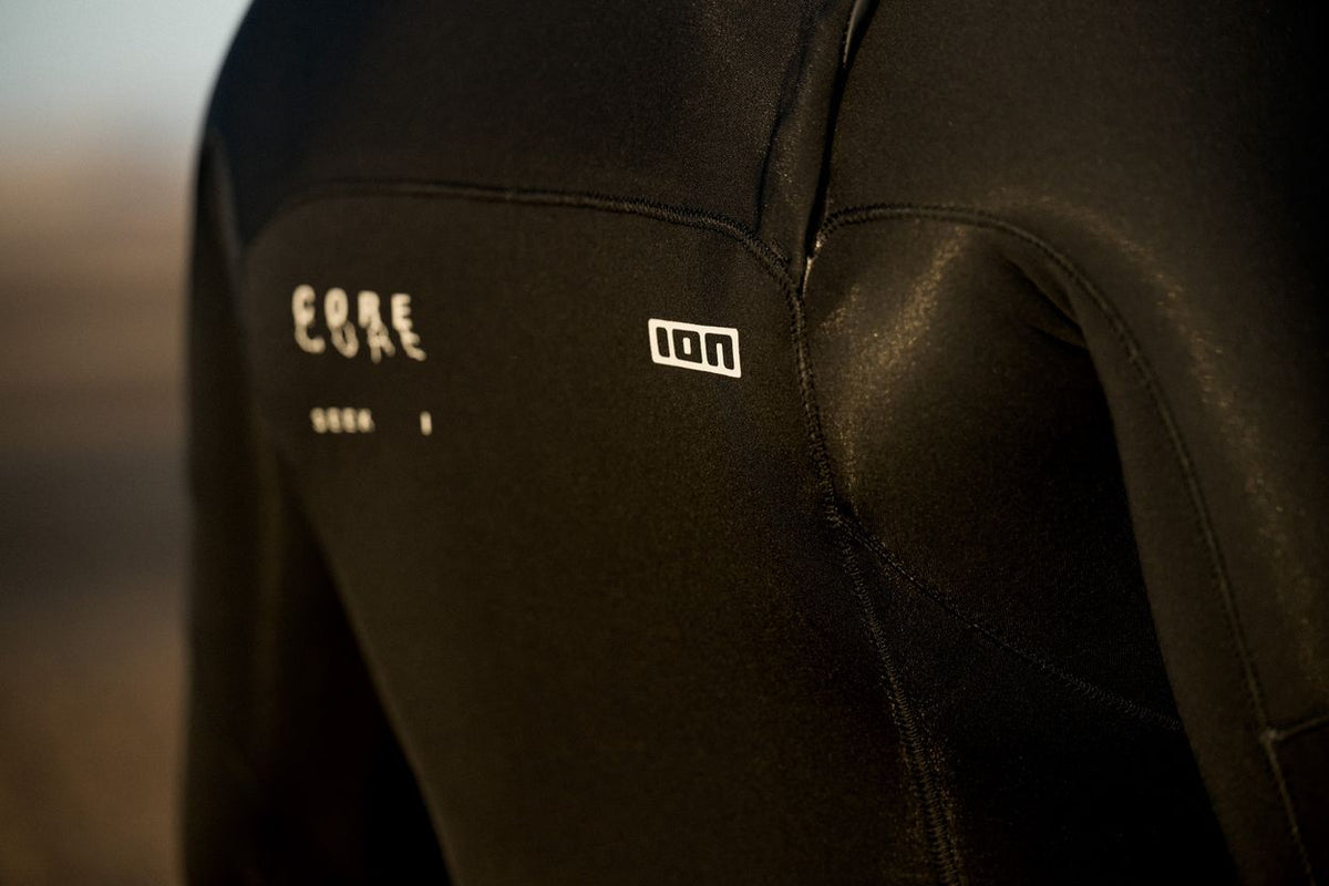 ION Seek Core 3/2 Shorty LS Front Zip Neoprenanzug in Schwarz mit Frontreißverschluss, Detailaufnahme