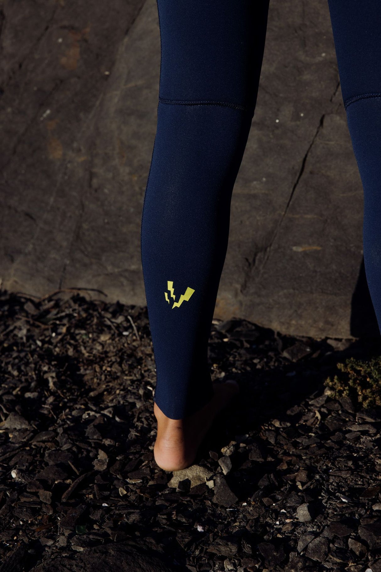 ION Capture 4/3 Back Zip Junior Neoprenanzug in Dunkelblau, Detail der Beinpartie mit gelbem Logo