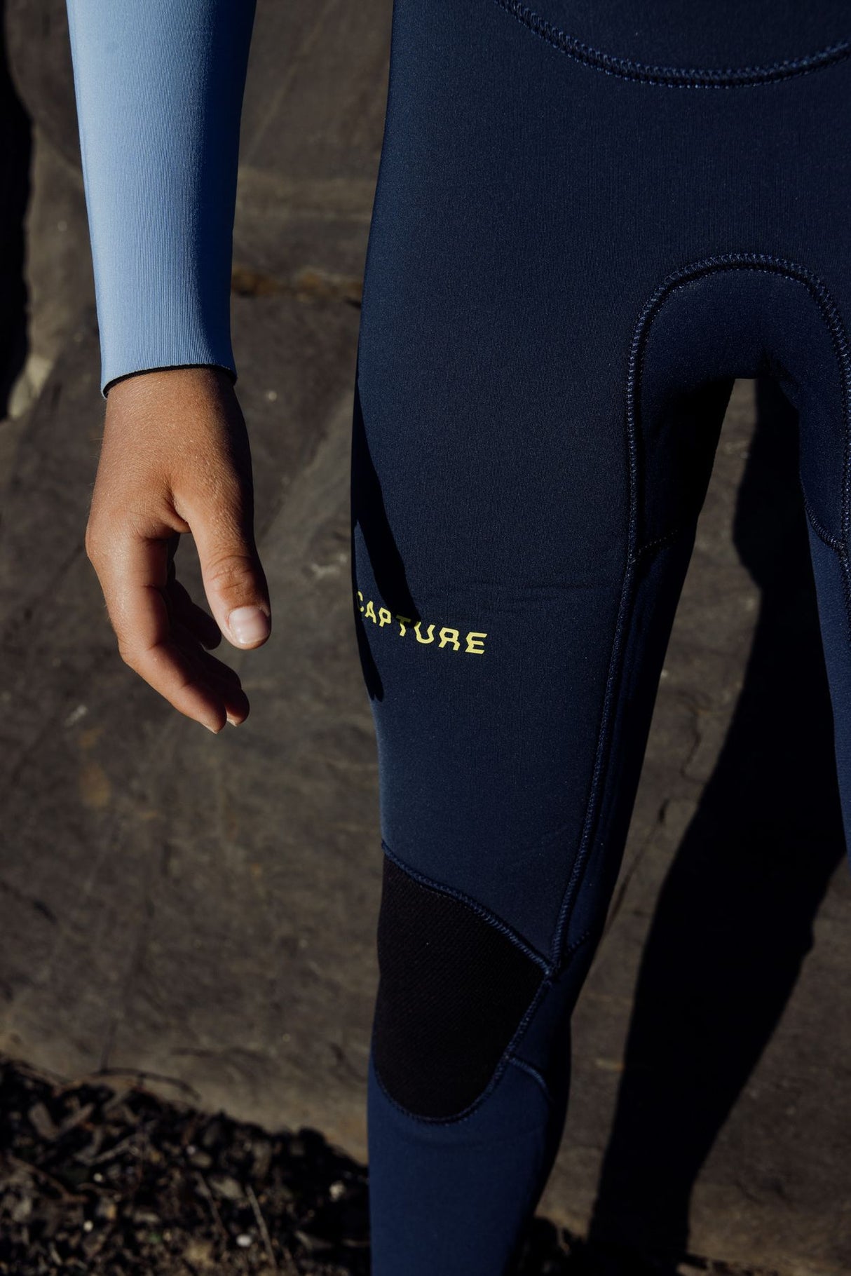 ION Capture 3/2 SS Back Zip junior Neoprenanzug in Dunkelblau mit Rückenreißverschluss, Detailansicht der Beine und Brustpartie