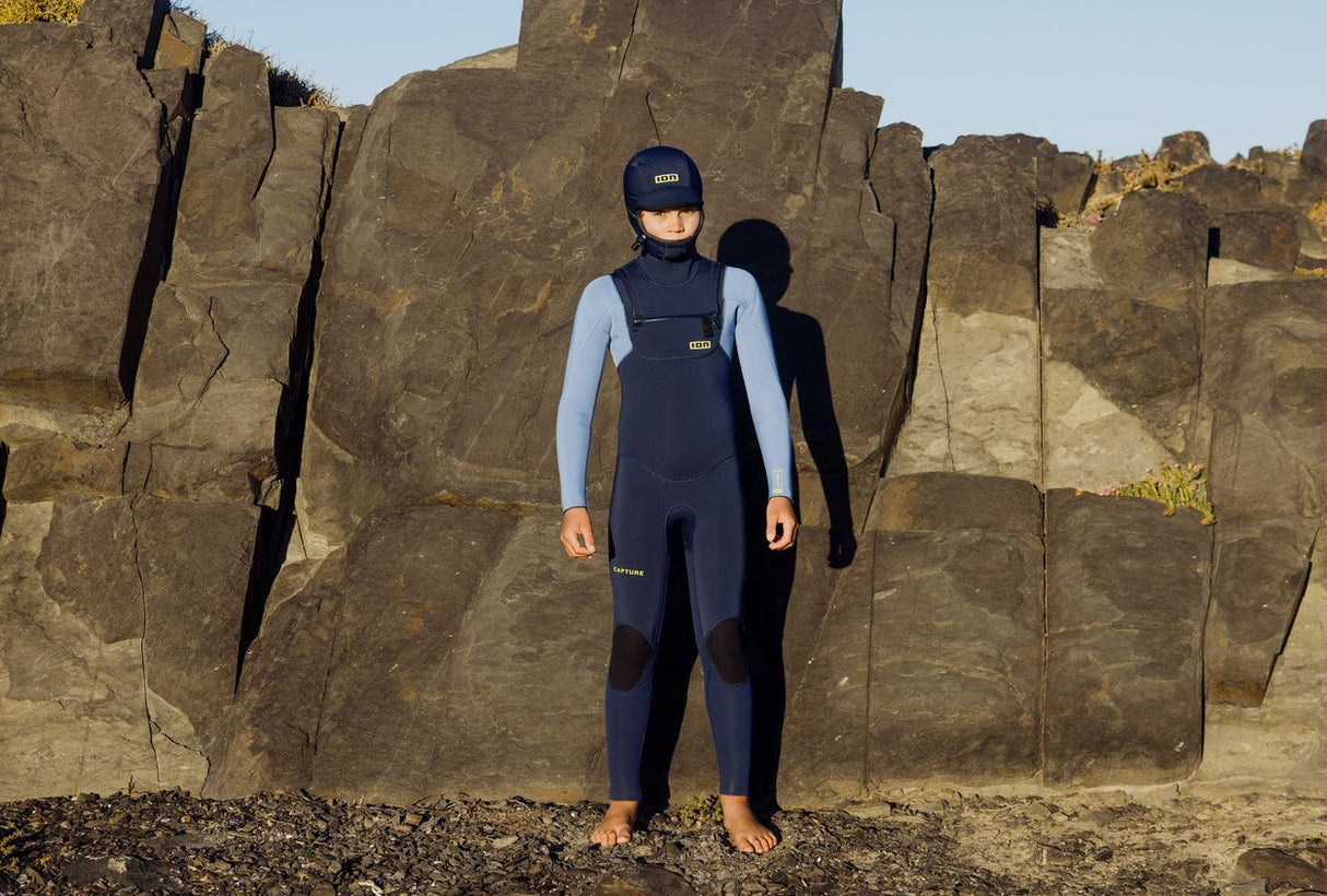 ION Capture 6/5 Hood Front Zip junior Neoprenanzug in Dunkelblau, Frontalansicht am Strand